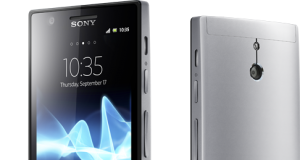 Sony Xperia P Silver stehend