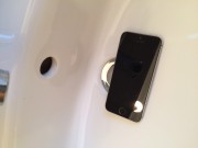 iPhone im Waschbecken Wasserschaden